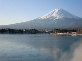 河口湖の氷った湖面に映る逆さ富士